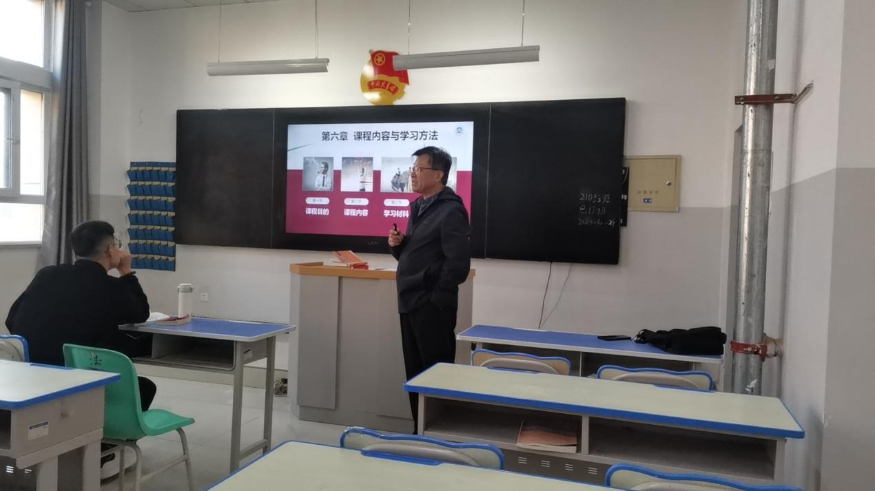 图二:李刚教授讲授《民法与民事诉讼原理与实务》